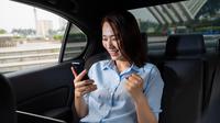 Seorang pria menggunakan smartphone. (Sumber: havucvp@gmail.com/depositphotos.com)