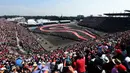 Penonton memadati balapan F1 GP Meksiko di Sirkuit Autodromo Hermanos Rodriguez, Senin (2/11/2015) dini hari WIB. (Getty Images/AFP/Lars Baron)