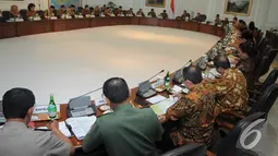 Suasana Sidang Perdana Kabinet Kerja yang dipimpin oleh Presiden Jokowi di Kantor Presiden, Jakarta, Senin (27/10/2014). (Liputan6.com/Herman Zakharia)