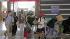 Pengunjung berlarian setelah pameran buku tahunan yang dibuka untuk umum di Hong Kong, Rabu (20/7/2022). Pameran Buku Hong Kong akan diadakan pada 20-26 Juli. (AP Photo/Kin Cheung)