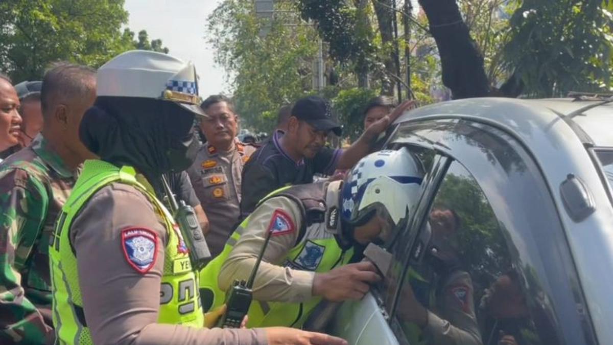 Pria Tewas Membiru dalam Mobil di Cengkareng, Polisi Temukan Obat-obatan