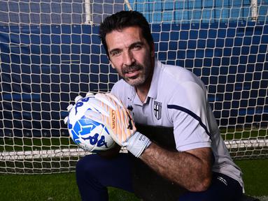 Kiper Parma, Gianluigi Buffon berpose saat wawancara di Pusat Olahraga Collecchio, di Parma pada 27 Oktober 2022. (AFP/Miguel Medina)