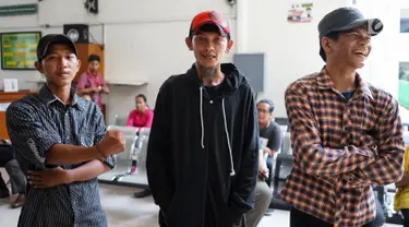 Tiga dari empat pengamen Cipulir korban salah tangkap foto bersama menjelang sidang praperadilan perdana gugatan di Pengadilan Negeri Jakarta Selatan, Senin (22/7/2019). Mereka mengajukan gugatan terhadap Polda Metro Jaya, Kejati DKI, dan Kementerian Keuangan. (Liputan6.com/Immanuel Antonius)