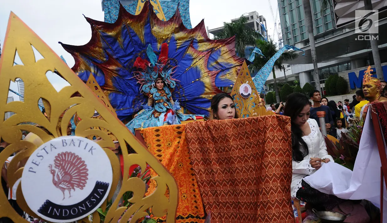 Peserta pawai perayaan Hari Batik Nasional saat berparade pada Hari Bebas Kendaraan di kawasan Bundaran HI, Jakarta, Minggu (1/10). Parade Batik Nusantara ini perayaan Hari Batik Nasional 2 Oktober. (Liputan6.com/Helmi Fithriansyah)