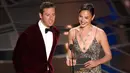 Aktris Gal Gadot bersama aktor Armie Hammer menjadi presenter pada malam penghargaan Piala Oscar 2018 di Dolby Theatre, Los Angeles, Minggu (4/3). Gal Gadot dan Armie Hammer membacakan pemenang penata rias dan rambut terbaik. (Chris Pizzello/Invision/AP)
