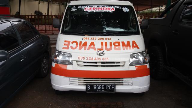 Polisi menyita mobil ambulans yang membawa batu dan sejumlah uang usai kerusuhun di Jakarta pada 22 Mei dini hari. (Merdeka.com)