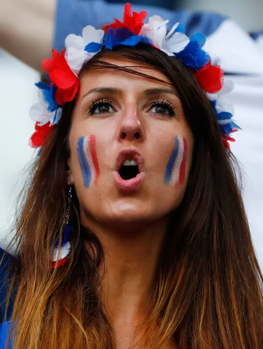 Suporter wanita Timnas Prancis bersorak mendukung tim kesayanganya sebelum pertandingan melawan Albania di Grup A Euro 2016 di Stade Velodrome, Marseille, Prancis (15/6). (REUTERS/Eddie Keogh)