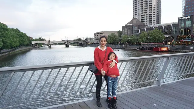 [Bintang] Gaya Liburan Masayu Anastasia