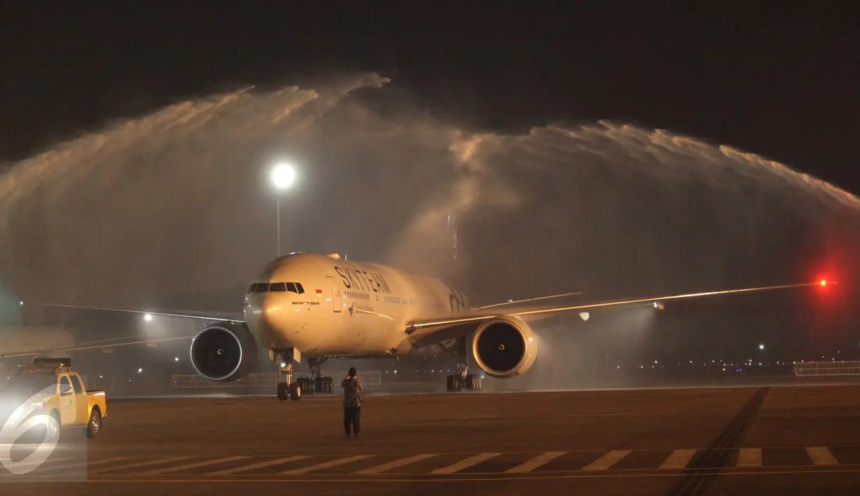 Pesawat Boeing 777-300 ER disiram dengan air water canon saat mendarat perdana di hanggar 4 GMF, Bandara Soekarno Hatta, Tangerang, Kamis (29/10). Pesawat ini nantinya digunakan untuk melayani penerbangan internasional. (Liputan6.com/Angga Yuniar)