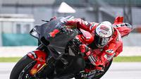 Francesco Bagnaia, pembalap Ducati Lenovo tampak bersenang senang dengan motor Desmosedici GP23 pada tes pramusim MotoGP di sirkuit Portimao Portugal (AFP)