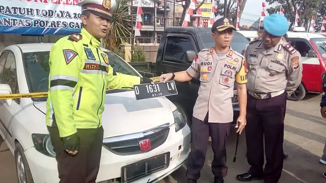 Kapolres Garut AKBP Budi Satria Wiguna didampingi Kasatlantas AKP Rizky Adi Saputro, menujukan beberapa barang bukti kendaraan bodong dengan plat nomor palsu  hasil operasi Lodaya 2019