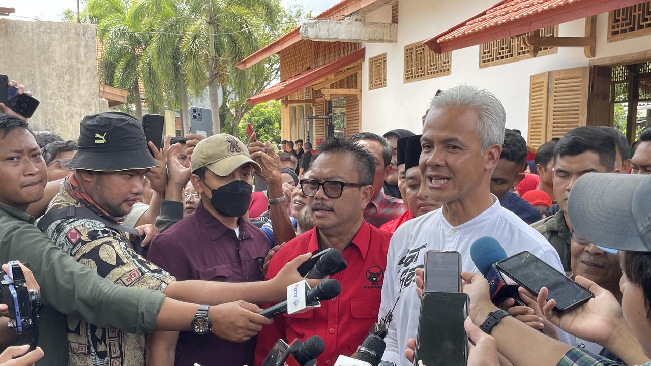 calon presiden (Capres) nomor urut 3, Ganjar Pranowo saat ditemui awak media di salah satu rumah Relawan Ganjar-Mahfud, Jetis, Blora, Jawa Tengah pada Kamis (4/1/2023).