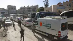 Ambulans yang membawa pasien Palestina dan orang-orang yang terluka akibat perang, didampingi oleh kerabat mereka, bersiap untuk meninggalkan Jalur Gaza untuk perawatan mereka di luar negeri melalui perlintasan Rafah, di Khan Yunis, di Jalur Gaza selatan pada Selasa 3 Februari 2026. Warga Gaza yang sakit dan terluka mulai menyeberang ke Mesir untuk mendapat perawatan medis di luar negeri setelah Israel membuka kembali secara terbatas pos perlintasan Rafah antara Gaza dan Mesir di wilayah Palestina. (Bashar Taleb/AFP)