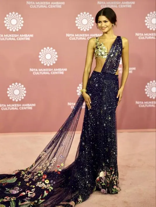 Zendaya mengenakan sari biru tua berkilau rancangan desainer India Rahul Mishra.  [Foto: IG/vogueindia].