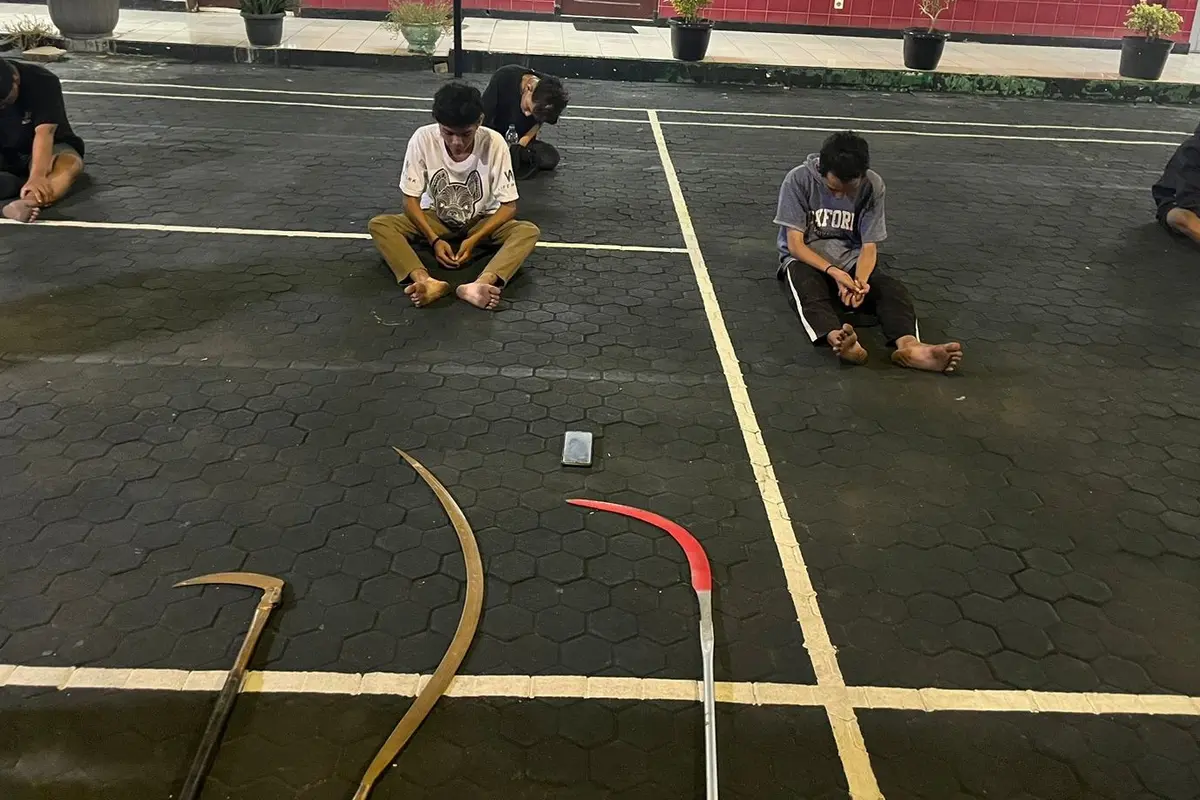 Lima remaja Surabaya diamankan polisi dengan senjata yang akan digunakan tawuran. (Istimewa)