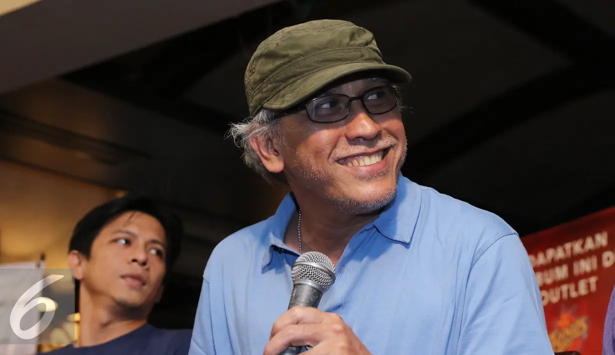 Iwan Fals memberikan keterangan pers saat peluncuran Album Satu di kawasan Menteng, Jakarta, Rabu (11/05/2016). Album Satu ini kolaborasi antara Iwan Fals, Noah, Nidji, D'masiv dan Geisha. (Liputan6.com/Herman Zakharia)