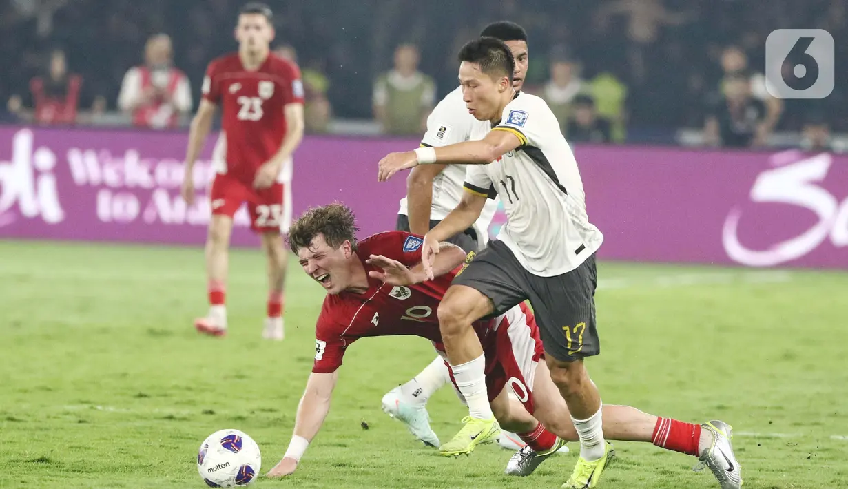 Di babak kedua, intensitas permainan kedua timnas terus meningkat. (Liputan6.com/Angga Yuniar)