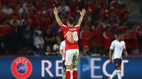 Jersey gelandang tim nasional Swiss, Granit Xhaka, robek dalam laga kontra Prancis, Minggu (19/6/2016) atau Senin dini hari WIB. (AFP)