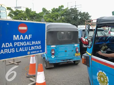 Uji coba penutupan perlintasan Kereta Api di Jl. Letjen Soeprapto, Senen mulai diberlakukan, Jakarta, Sabtu (1/10). Banyak pengendara yang belum tahu bahwa ujicoba penutupan perlintasan tersebut sedang berlangsung. (Liputan6.com/Yoppy Renato)