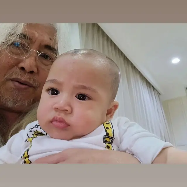 Gideon Tengker Bareng Kedua Cucu
