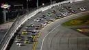 Sejumlah pembalap memacu mobilnya saat mengikuti perlombaan balap Nascar Truck Series di Daytona International Speedway di Daytona Beach (16/2). (Robert Laberge/Getty Images/AFP)