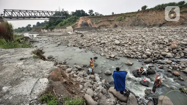 FOTO: Warga Manfaatkan Aliran Sungai Cipamingkis