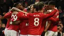 Para pemain Manchester United merayakan gol yang dicetak Marcus Rashford pada laga Premier League di Stadion Old Trafford, Manchester, Sabtu (11/1). MU menang 4-0 atas Norwich. (AFP/Oli Scarff)