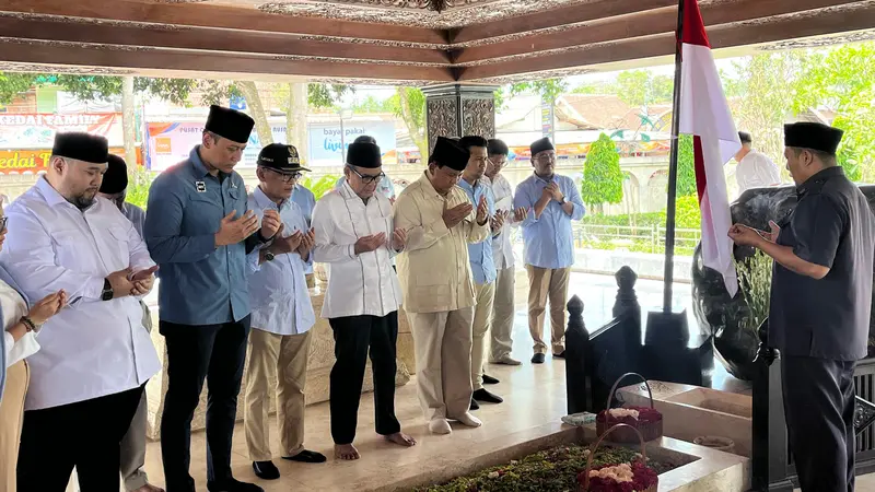 Capres nomor urut 2 Prabowo Subianto berziarah ke makam Presiden pertama RI, Soekarno atau Bung Karno di Blitar, Jawa Timur, Minggu (17/12/2023).