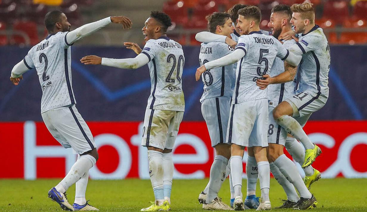 Para pemain Chelsea merayakan gol yang dicetak oleh Olivier Giroud ke gawang Atletico Madrid pada laga Liga Champions di Arena Nationala, Rumania, Rabu (24/02/2021). Chelsea menang dengan skor 1-0. (AP/Vadim Ghirda)