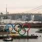 Kapal tongkang membawa Cincin Olimpiade dekat Rainbow Bridge di Distrik Odaiba, Tokyo, Jepang, Jumat (17/1/2020). Cincin Olimpiade dengan tinggi 15,3 meter dan panjang 32,6 meter tersebut akan berada di sana hingga Olimpiade 2020 berakhir. (AP Photo/Jae C. Hong)