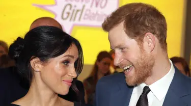 Pangeran Harry didampingi tunangannya Meghan Markle menghadiri Commonwealth Heads of Government Meeting di London (19/4). Meghan Markle terlihat mengenakan busana serba hitam saat mengahadiri acara tersebut. (Chris Jackson/Pool Photo via AP)