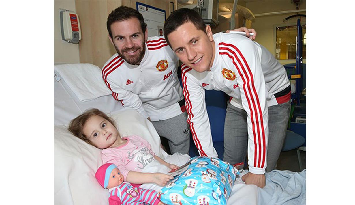 Juan Mata dan Ander Herrera merayakan natal bersama Manchester United Foundation dengan mengunjungi Rumah Sakit Royal Manchester Children. (www.manutd.com)