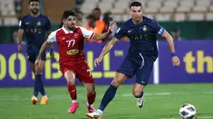 Pemain Al-Nassr, Cristiano Ronaldo (kanan) menggiring bola melewati pemain Persepolis, Mohammad Omri pada laga Grup E Liga Champions Asia 2023/2024 yang berlangsung di Azadi stadium, Teheran, Iran, 19 September 2023. (AFP/Atta Kenare)