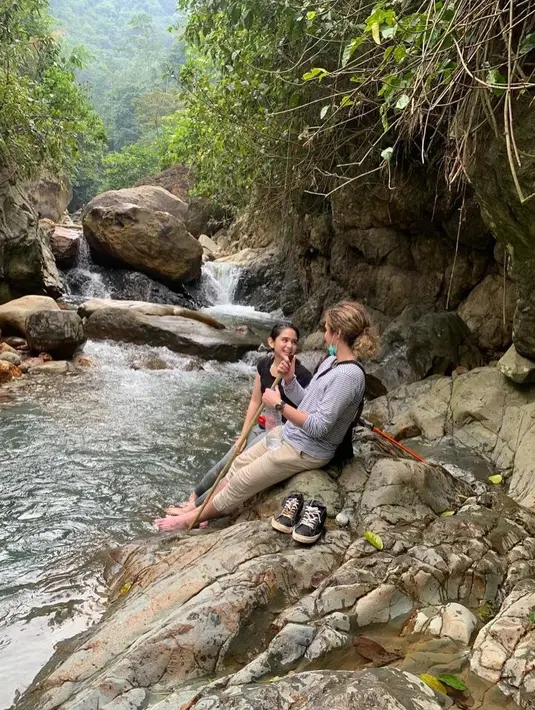 “Di atas bebatuan curug itu, aku bertanya kepadamu @tissabiani, “mau gak jadi kekasihku?”. Alhamdulillah kamu menyambut cintaku. Tak terasa kini sudah 3 tahun. Dan, aku bersyukur sekali menjadi kekasihmu.” kenang Dul Jaelani dan Tissa Biani yang masih langgeng hingga kini. (Liputan6.com/IG/@duljaelani).