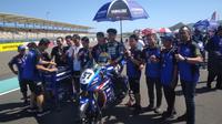 Pembalap muda Yamaha Racing Indonesia, Aldi Satya Mahendra sebelum menjalani race pertama AP250 pada Asia Road Racing Championship 2023 di Sirkuit Mandalika, Nusa Tenggara Barat, Sabtu (12/8/2023). (Bola.com/Hery Kurniawan)