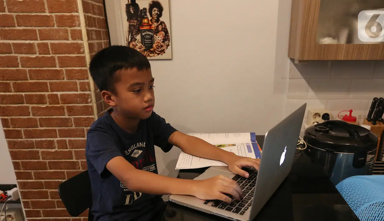 Siswa sekolah dasar belajar online menggunakan aplikasi Zoom Cloud Meetings di Pamulang Tangerang Selatan, Kamis (2/4/2020). Selama pandemi Corona Covid-19 sejumlah sekolah menerapkan belajar video conference berdasarkan arahan guru. (Liputan6.com/Fery Pradolo)