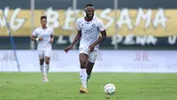 Pemain Arema FC, Charles Lokolingoy menggiring bola pada laga pekan pertama BRI Liga 1 2023/2024 antara Dewa United melawan Arema FC di Stadion Indomilk, Tangerang, Minggu (2/7/2023). (Bola.com/Bagaskara Lazuardi)