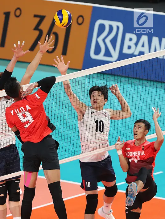 Pebola voli putra Indonesia, Putra Yuda melepaskan smash pada pertandingan babak perempat final bola voli putra Asian Games 2018, melawan Korea Selatan, di Volley Indoor Jakarta, Selasa (28/8). (Liputan6.com/Fery Pradolo)