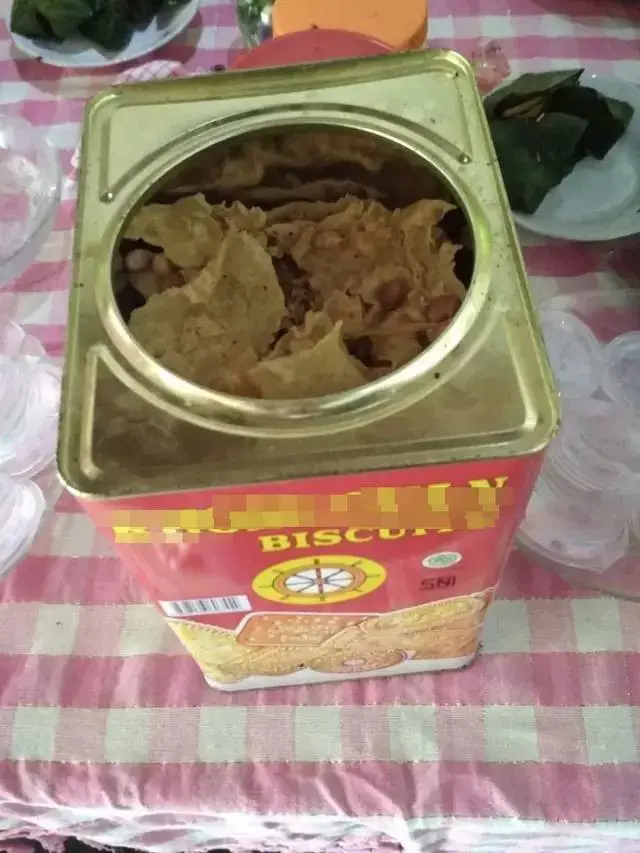 10 Potret Nyeleneh Isi Kaleng Lebaran yang Kerap Bikin Kejutan