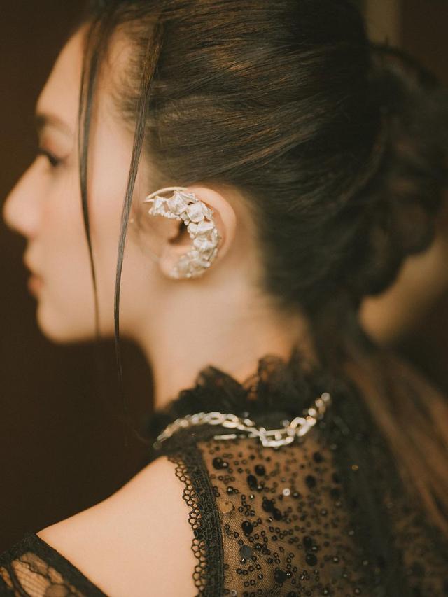 7 Pesona Sheila Dara dalam Premier Film Jagat Arwah, Tampil Berkonsep Gothic