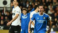 Bek Real Madrid, Alvaro Carreras, menyumbangkan satu gol saat timnya menang 2-0 atas Valencia pada laga pekan ke-23 La Liga di Estadio de Mestalla, Senin (09/02/2026) dini hari WIB. (AFP/Jose Jordan)