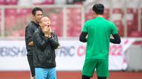 Pelatih Timnas Vietnam, Park Hang-seo bercanda dengan pemainnya saat latihan resmi menjelang laga semifinal Piala AFF 2022 melawan Timnas Indonesia yang berlangsung di Stadion Utama Gelora Bung Karno (SUGBK), Jakarta, Kamis (05/01/2023). (Bola.com/Bagaskara Lazuardi)