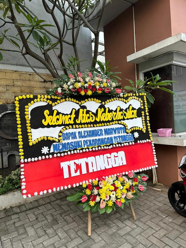 Sejumlah Pejabat dan Pimpinan Komisi Pemberantasan Korupsi (KPK) menerima teror karangan di kediamannya.