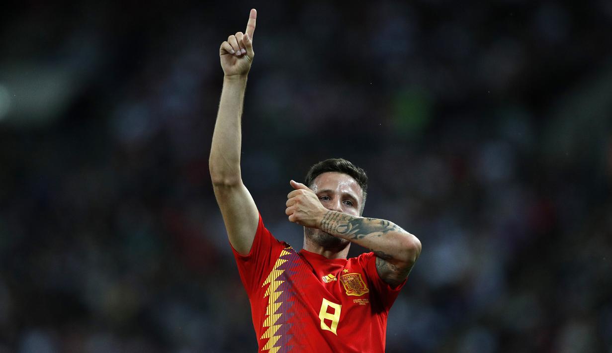Gelandang Spanyol, Saul Niguez, merayakan gol ke gawang Inggris pada laga UEFA Nation League di Stadion Wembley, London, Sabtu (8/9/2018). Inggris kalah 1-2 dari Spanyol. (AFP/Adrian Dennis)