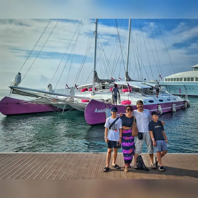 7 Potret Liburan Ari Wibowo dan Inge Anugrah, Tampil Mesra Seperti Film Titanic