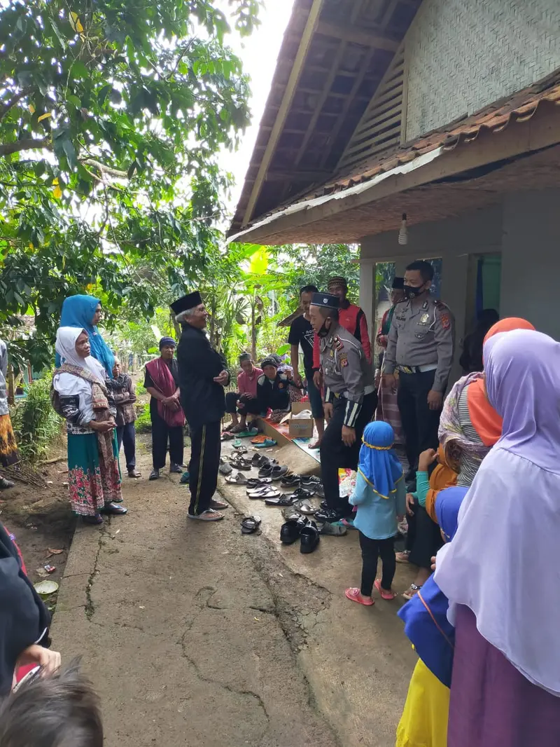 Dimpimpin Kasat Lantas Polres Tasikmalaya, Iptu Engkos Kosasih, mendatangi rumah salah satu korban kecelakaan akibat rem blong, rombongan pemburu babi di Tasikmalaya, Jawa Barat, kemarin.