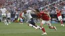 Gelandang Prancis, Djibril Sidibe, beradu cepat dengan bek Denmark, Thomas Delaney, pada laga grup C Piala Dunia di Stadion Luzhniki, Moskow, Selasa (26/6/2018). Kedua negara bermain imbang 0-0. (AP/Matthias Schrader)