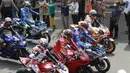 Pembalap Repsol Honda, Marc Marquez berada di posisi terdepan memimpin parade MotoGP di Jakarta. Marquez dan rider lainnya kemudian berkendara melintasi Jalan Thamrin hingga ke Bundaran HI. (Bola.com/M Iqbal Ichsan)