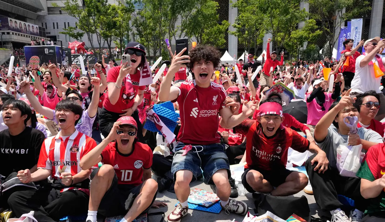 Pendukung Timnas Korea Selatan merayakan kemenangan setelah tim berjuluk Taegeuk Warriors tersebut mengalahkan Republik Ceko dalam pertandingan Grup A Piala Dunia 2026, di sebuah tempat menonton umum di Seoul, Korea Selatan, Jumat 12 Juni 2026. (AP Photo/Ahn Young-joon)