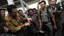 Ahok mendekat dan menuju ke tempat tameng dan helm Satpol PP disimpan, Jakarta, (8/10/14). (Liputan6.com/Herman Zakharia)